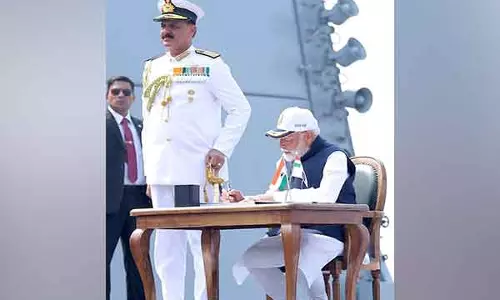 PM Modi ने मुंबई डॉकयार्ड में तीन भारत निर्मित नौसेना जहाज समर्पित किए