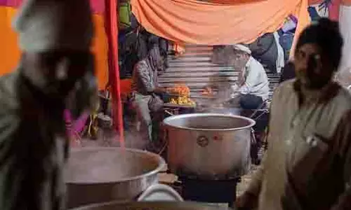 Maha Kumbh : भोजन की गुणवत्ता की जांच के लिए मोबाइल लैब तैनात Maha Kumbh : भोजन की गुणवत्ता की जांच के लिए मोबाइल लैब तैनात