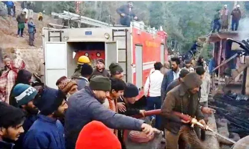 Jammu: आग से तीन मंजिला इमारत क्षतिग्रस्त Jammu: आग से तीन मंजिला इमारत क्षतिग्रस्त