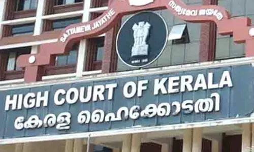Kerala उच्च न्यायालय ने सचिवालय के सामने अवैध बोर्ड लगाने के लिए जिम्मेदार लोगों पर कार्रवाई का आदेश दिया Kerala उच्च न्यायालय ने सचिवालय के सामने अवैध बोर्ड लगाने के लिए जिम्मेदार लोगों पर कार्रवाई का आदेश दिया