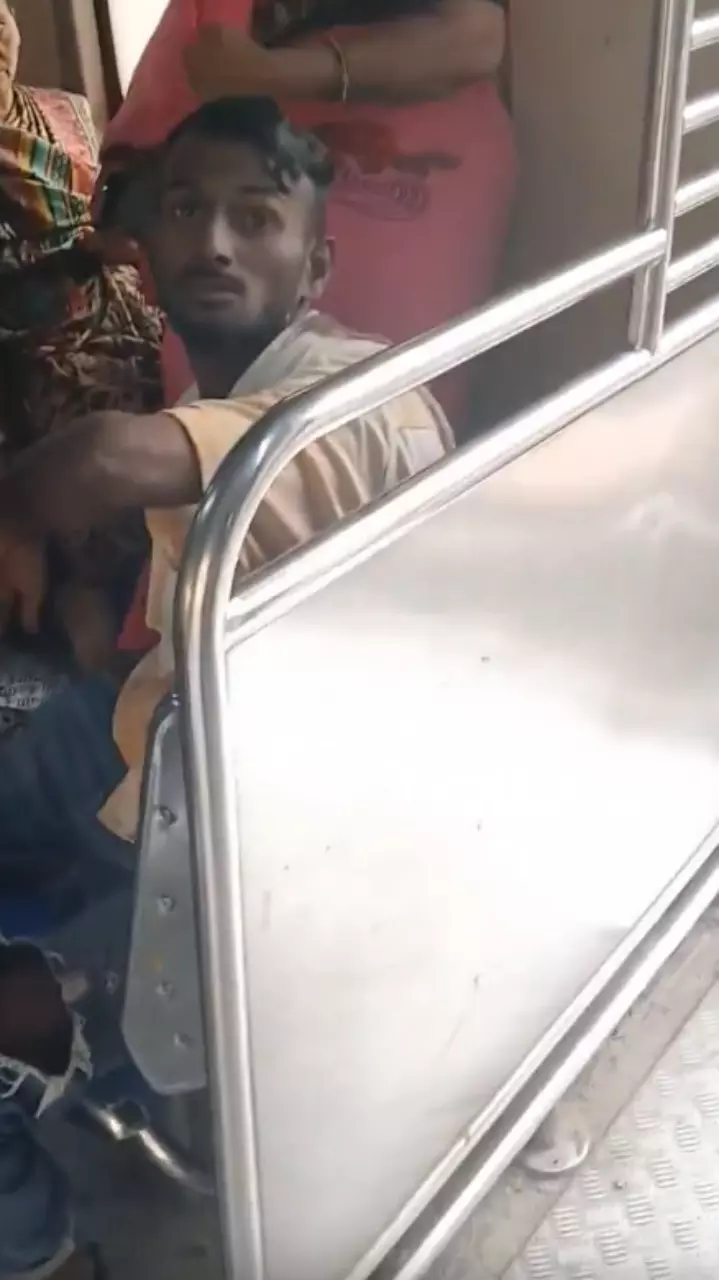 महिला कोच में चढ़ा नशेड़ी युवक
