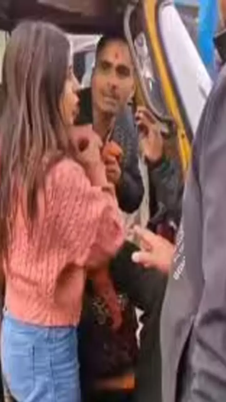 युवती ने की ऑटो चालक के साथ मारपीट