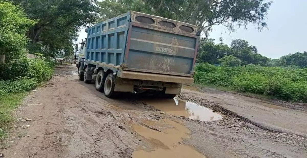 Himachal: हिमाचल की सड़कों पर ओवरलोड ट्रकों ने मचाई तबाहीb