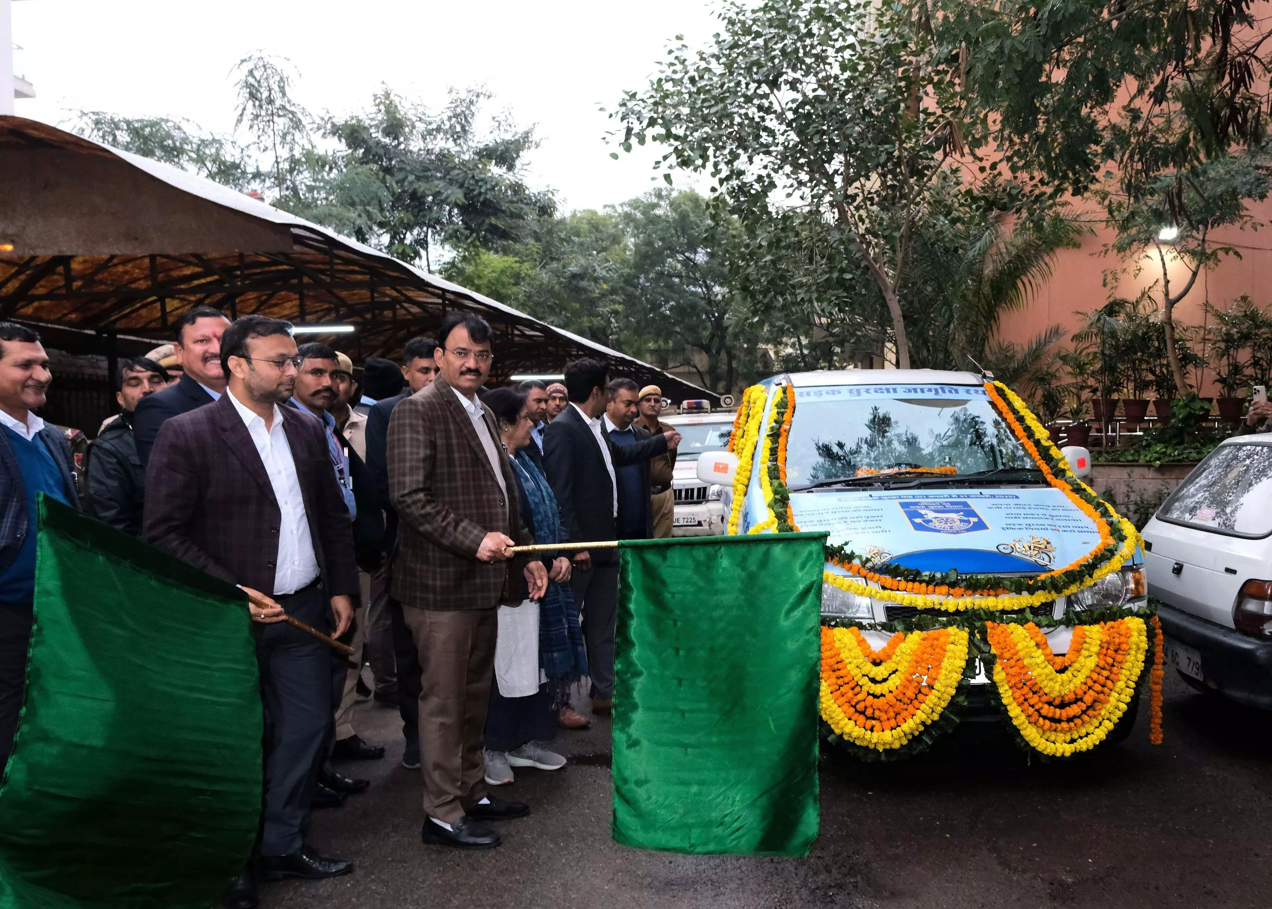 Jaipur: उप मुख्यमंत्री डॉ. प्रेमचंद बैरवा ने सड़क सुरक्षा जागरूकता रथ को हरी झंडी दिखा किया रवाना