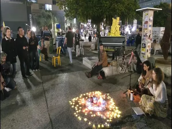 हमास के साथ युद्ध विराम समझौते के बाद Israeli निवासी सड़कों पर उतरे हमास के साथ युद्ध विराम समझौते के बाद Israeli निवासी सड़कों पर उतरे