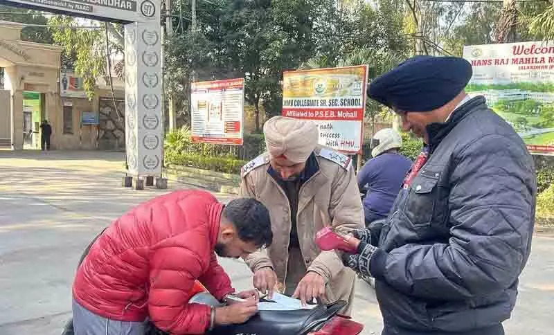 Jalandhar: गणतंत्र दिवस से पहले यातायात उल्लंघन पर पुलिस की सख्ती