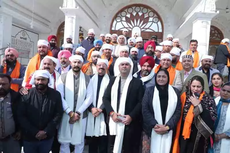 Bhagat, मेयर ने गुरु रविदास धाम में मत्था टेका Bhagat, मेयर ने गुरु रविदास धाम में मत्था टेका