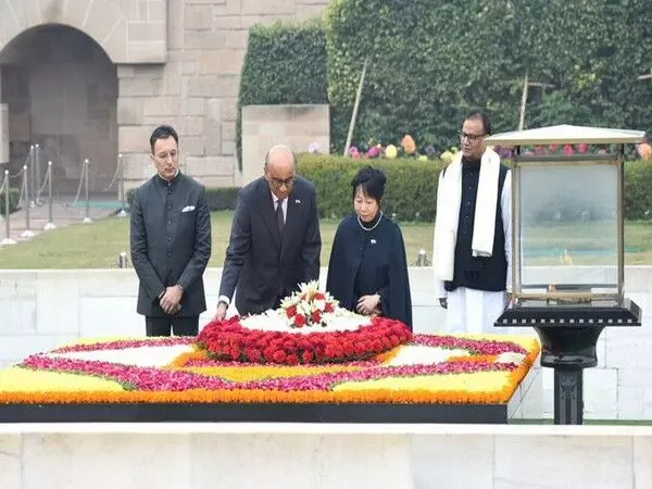 सिंगापुर के राष्ट्रपति ने Rajghat पर पुष्पांजलि अर्पित की