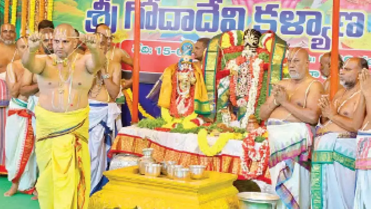 Tirupati: गोद परिणयम ने भक्तों को किया मंत्रमुग्ध