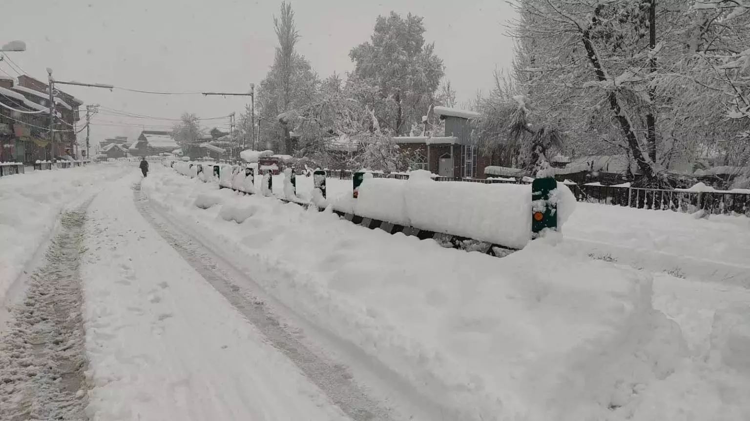 South Kashmir के कुछ हिस्सों में ताजा बर्फबारी हुई