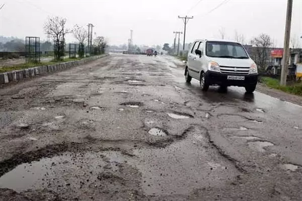 Bhagalpur: गंगातटीय पंचायतों में क्षतिग्रस्त सड़कों की नहीं हो रही मरम्मत