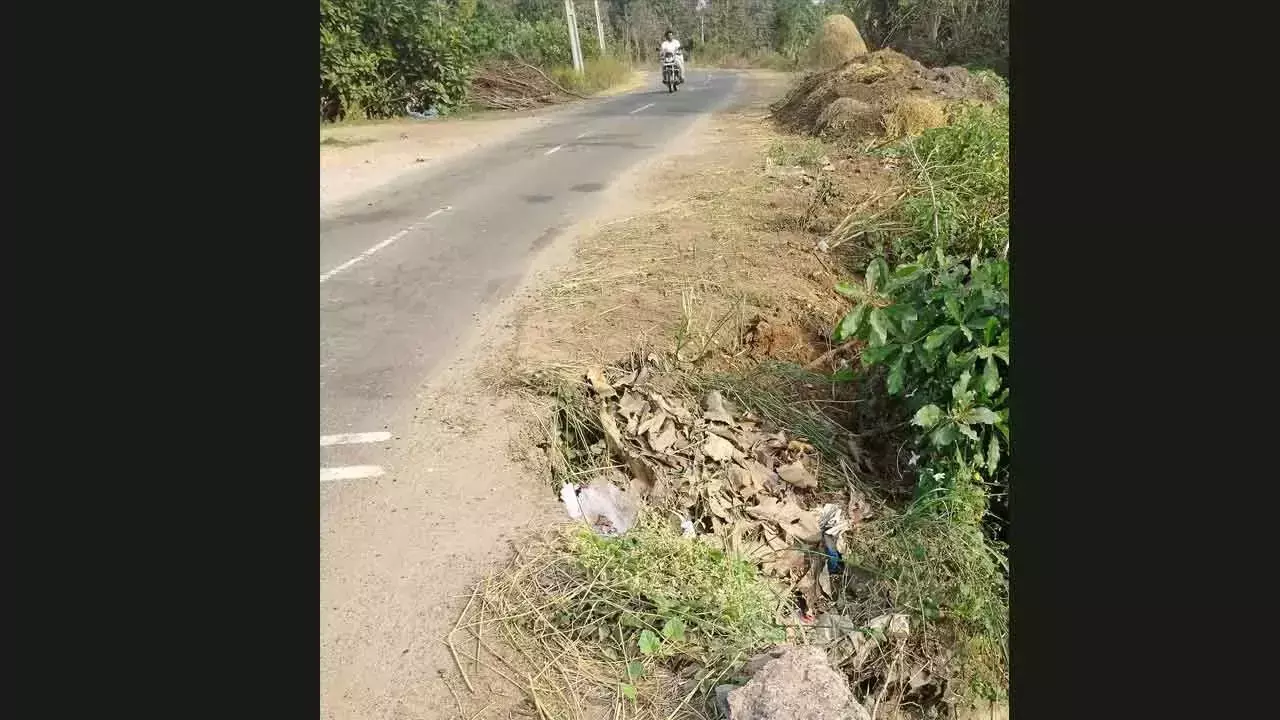 Srikakulam: क्षतिग्रस्त सड़कें यात्रियों के लिए खतरा बनी हुई हैं