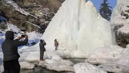 Kashmir में शीतलहर तेज़ हुई, घाटी में रात के तापमान में गिरावट