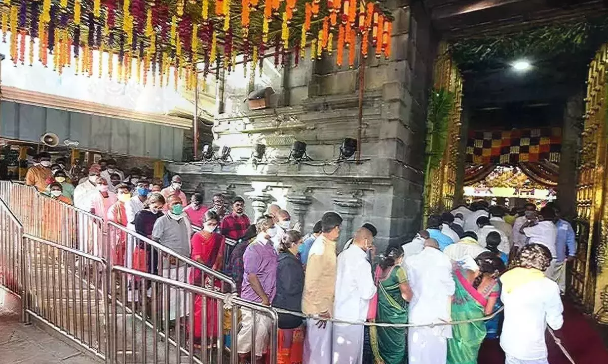 Andhra: वैकुंठ द्वार दर्शन के लिए बड़ी संख्या में श्रद्धालु उमड़ते हैं