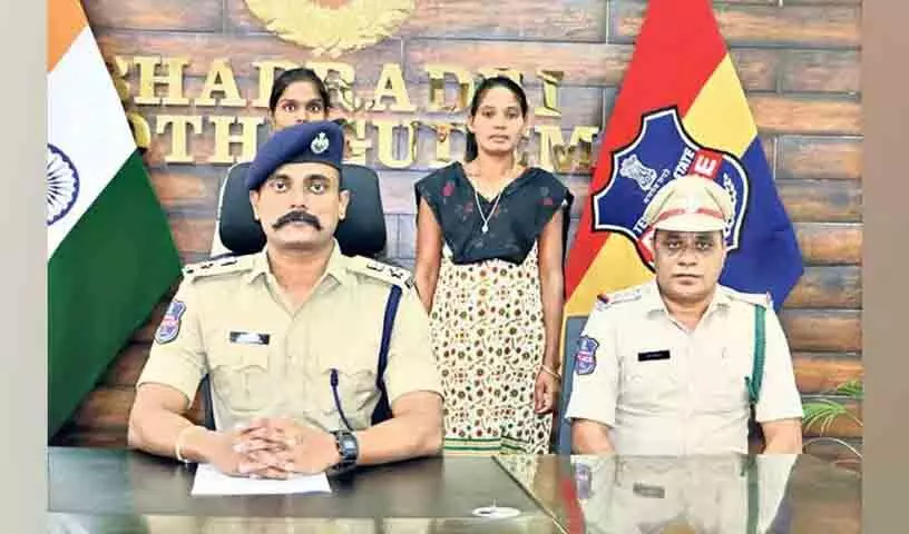 माओवादी क्षेत्र समिति के सदस्य ने Kothagudem पुलिस के समक्ष आत्मसमर्पण किया