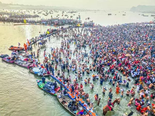 Maha Kumbh: चौथे दिन 25 लाख से अधिक श्रद्धालुओं ने त्रिवेणी संगम में लगाई डुबकी