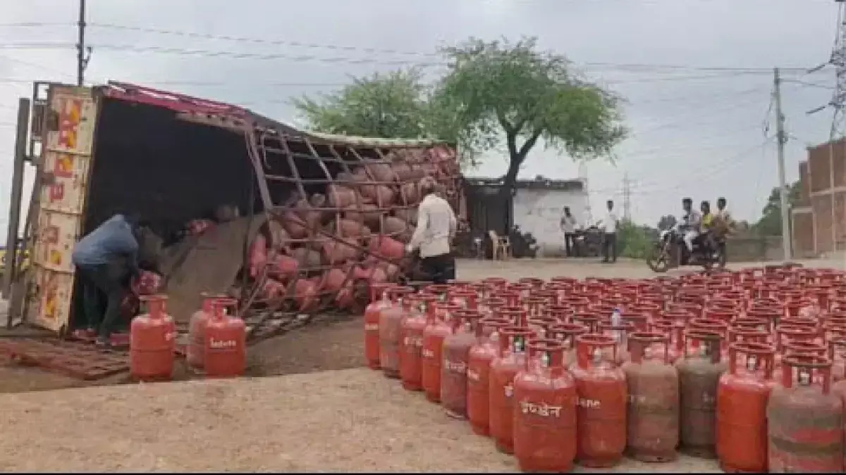 Barabanki: गैस सिलेंडर से भरे ट्रक व डंपर के बीच जबरदस्त टक्कर , टला बड़ा हादसा