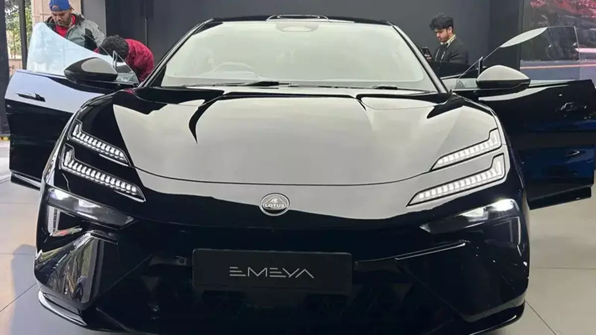 Lotus Emira, एमेया भारत में लॉन्च, जानें कीमत, फीचर्स