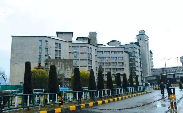 SKIMS ने बिना पूर्व स्वीकृति के छुट्टी लेने पर संज्ञान लिया