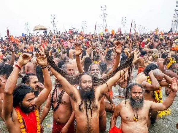 Maha Kumbh: चौथे दिन शाम 6 बजे तक 30 लाख से अधिक श्रद्धालुओं ने त्रिवेणी संगम में लगाई डुबकी