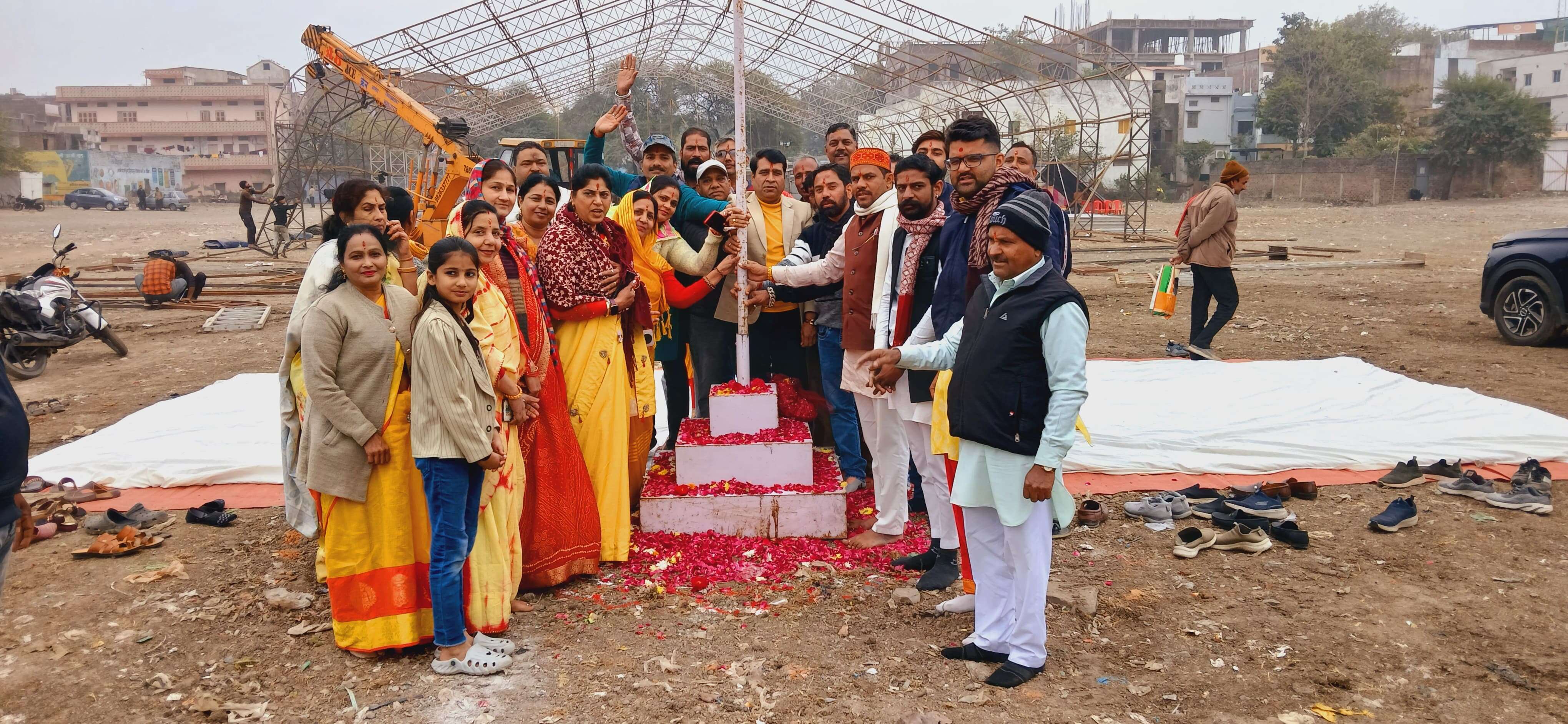 कथा स्थल कृष्णा जिनिंग परिसर में Shri Ram flag पूजन कर 108 फ़ीट पर किया गया स्थापित