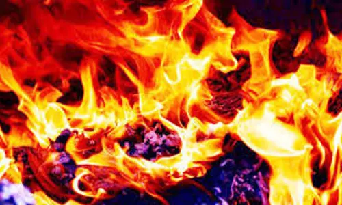 Kanpur : अलाव तापने से घर में लगी आग, धुएं से महिला और बच्चे बेहोश