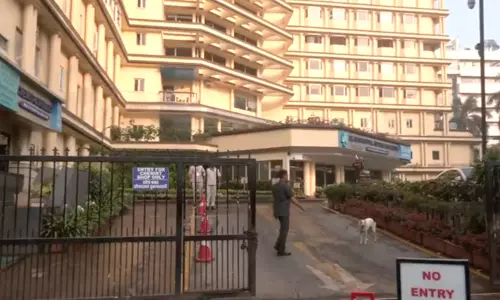 बॉलीवुड से शॉकिंग खबर: सैफ अली खान अस्पताल में भर्ती, करीना और बच्चे सुरक्षित, VIDEO