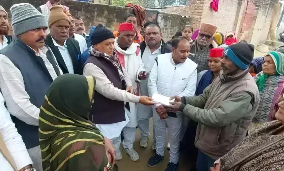 Lucknow: अखिलेश यादव ने लक्ष्मी विश्वकर्मा की हत्या के बाद पीड़ित परिवार की आर्थिक मदद की