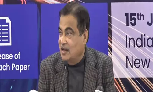 Nitin Gadkari ने न्यायमूर्ति महादेव गोविंद रानाडे को उनकी पुण्यतिथि पर श्रद्धांजलि दी