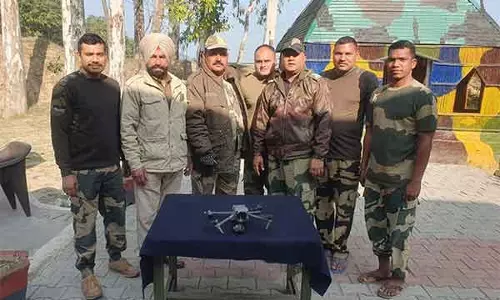 Punjab: BSF ने अमृतसर, तरनतारन से एक ड्रोन, पैकेट हेरोइन की खेप बरामद की