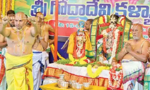 Andhra: गोद परिणयम् ने भक्तों को मंत्रमुग्ध कर दिया