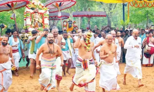 Andhra: तिरुमाला में भव्य तरीके से पारुवेता उत्सवम का आयोजन किया गया Andhra: तिरुमाला में भव्य तरीके से पारुवेता उत्सवम का आयोजन किया गया