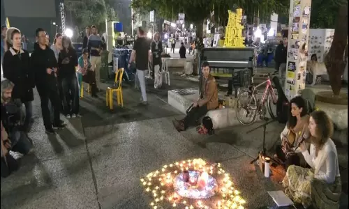 हमास के साथ युद्ध विराम समझौते के बाद Israeli निवासी सड़कों पर उतरे