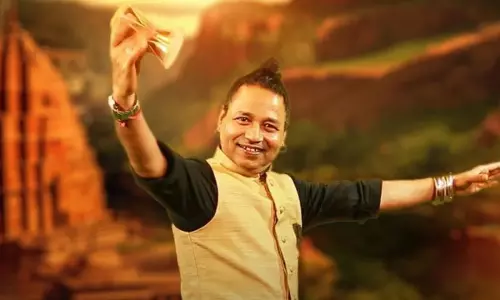 गंगा में कूदकर आत्महत्या करने के कगार: गायक महाकुंभ में फैला रही धर्म का रंग