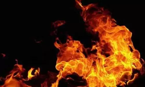 Hyderabad: कुकटपल्ली में टिफिन सेंटर में लगी आग Hyderabad: कुकटपल्ली में टिफिन सेंटर में लगी आग