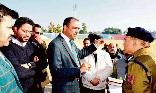वरिष्ठ अधिकारियों ने Jammu में गणतंत्र दिवस की तैयारियों की समीक्षा की वरिष्ठ अधिकारियों ने Jammu में गणतंत्र दिवस की तैयारियों की समीक्षा की
