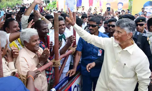 Andhra Pradesh: नायडू ने स्वर्ण नरवरिपल्ले का अनावरण किया