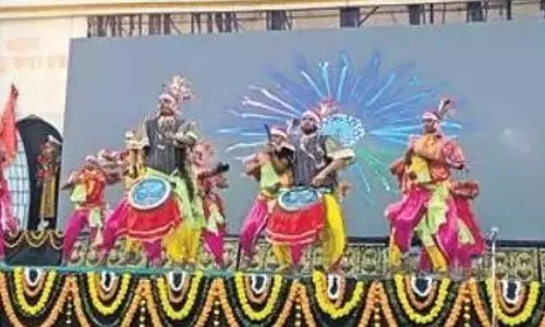 Bhawanipatna में सांस्कृतिक उत्सव, भव्य प्रदर्शन के साथ कालाहांडी उत्सव घुमुरा-2025 का शुभारंभ