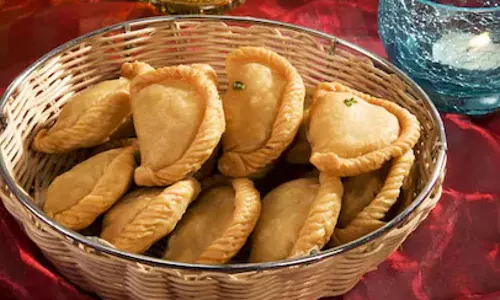 कारमेल सॉस में डूबी हुई चोको-कोको गुझिया रेसिपी