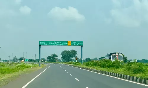Odisha: ढेंकनाल में हाथियों ने राष्ट्रीय राजमार्ग 53 पर यातायात बाधित किया