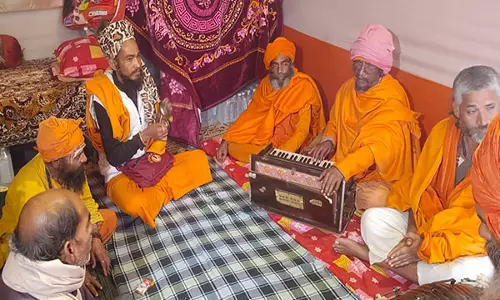 Maha Kumbh: भजन, कीर्तन के माध्यम से जूना अखाड़े की भक्ति Maha Kumbh: भजन, कीर्तन के माध्यम से जूना अखाड़े की भक्ति
