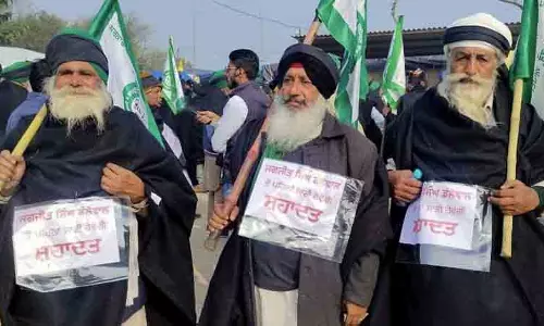 खनौरी के रास्ते 111 किसान Haryana में दाखिल, अनिश्चितकालीन अनशन शुरू खनौरी के रास्ते 111 किसान Haryana में दाखिल, अनिश्चितकालीन अनशन शुरू