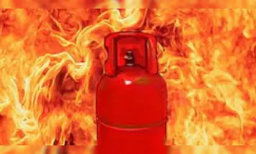 Bahraich: गैस सिलेंडर लीकेज से ब्लास्ट, महिला झुलसकर घायल Bahraich: गैस सिलेंडर लीकेज से ब्लास्ट, महिला झुलसकर घायल