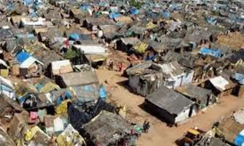 Mathura: सात हजार से अधिक झुग्गियों में दो लाख की आबादी, नगर निगम हुई सख्त Mathura: सात हजार से अधिक झुग्गियों में दो लाख की आबादी, नगर निगम हुई सख्त