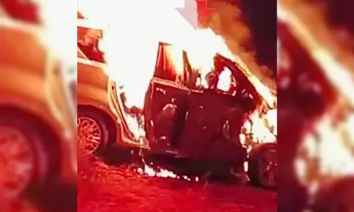 Mumbai: ट्रक ने कैब को मारी टक्कर ,कैब में आग लगने से ड्राइवर की मौत Mumbai: ट्रक ने कैब को मारी टक्कर ,कैब में आग लगने से ड्राइवर की मौत