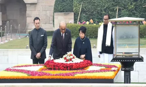 सिंगापुर के राष्ट्रपति ने Rajghat पर पुष्पांजलि अर्पित की