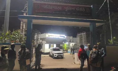 Dinajpur में विचाराधीन कैदी को ले जाते समय दो पुलिसकर्मियों को गोली मारी Dinajpur में विचाराधीन कैदी को ले जाते समय दो पुलिसकर्मियों को गोली मारी