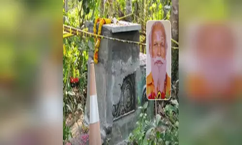 समाधि विवाद के बीच पुलिस ने निकाला पुजारी का शव समाधि विवाद के बीच पुलिस ने निकाला पुजारी का शव