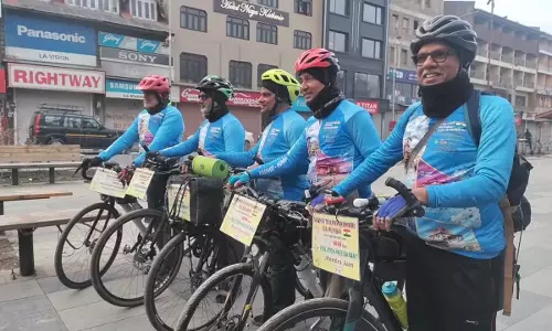 Kashmir से क्रॉस कंट्री साइकिल अभियान को हरी झंडी दिखाई गई