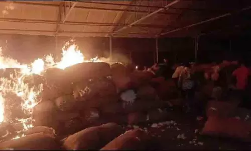 Khammam मार्केट यार्ड में आग लगने से 150 से अधिक कपास की बोरियां जल गईं Khammam मार्केट यार्ड में आग लगने से 150 से अधिक कपास की बोरियां जल गईं